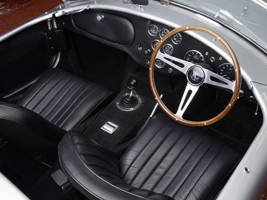 Интерьер AC Cobra 289 Roadster (Mk III) 1966 года  (фото 3 из 11)